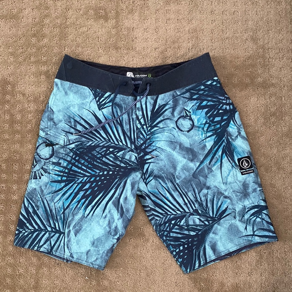 NWOT Volcom Mod-Tech Board shorts 30 waist Palm leaf design